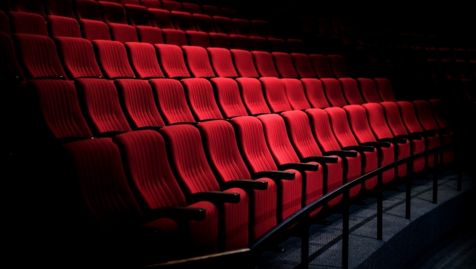 Des rangées de fauteuils d'une salle de cinéma.