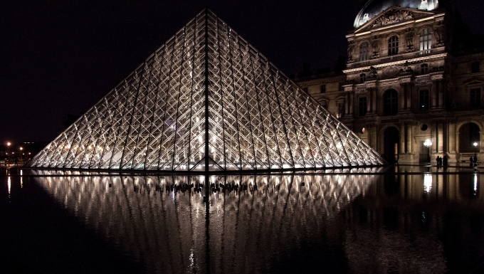 Photographie de la Pyramide du Louvre la nuit