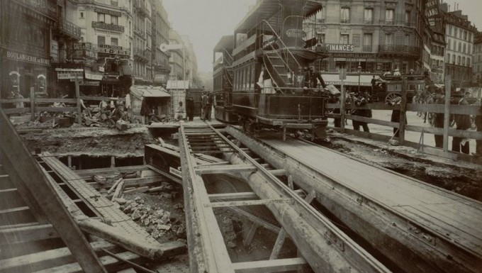 Photo en noir et blanc de la construction du chemin de fer métropolitain municipal de Paris