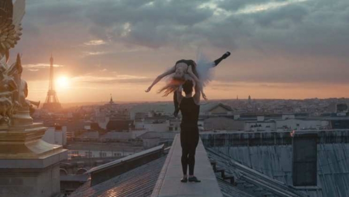 Deux danseurs de ballet sur les toits de l'Oépra Garnier.