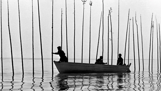 Trois pêcheurs sur une barque (photo en noir et blanc)