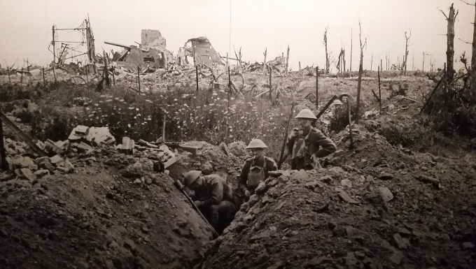 Photo en noir et blanc d'une tranchée pendant la Guerre 14-18.