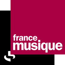 Logo France Musique : lettres stylisées blanches sur deux carrés superposés de couleur noir et pourpre.