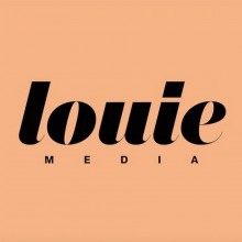 Logo Louie Media : lettres stylisées noires sur fond de couleur saumon.