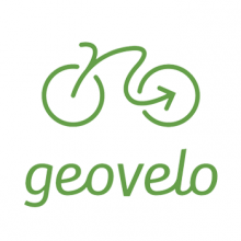 Lettres stylisées vertes sur fond blanc, surmontées du dessin d'un vélo dont le tracé s'achève par une flèche.