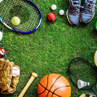 Des accessoires de différentes disciplines sportives disposés sur une pelouse.