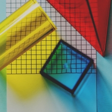 Feuille de calcul avec des formes géométriques en plastique transparent de couleur.