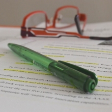 Stylo et paire de lunettes sur documents papier