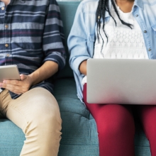 Deux adolescents utilisant respectivement un ordinateur portable et une tablette.