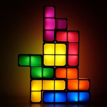 Photo d'une lampe composé de briques de tétris de différentes couleurs